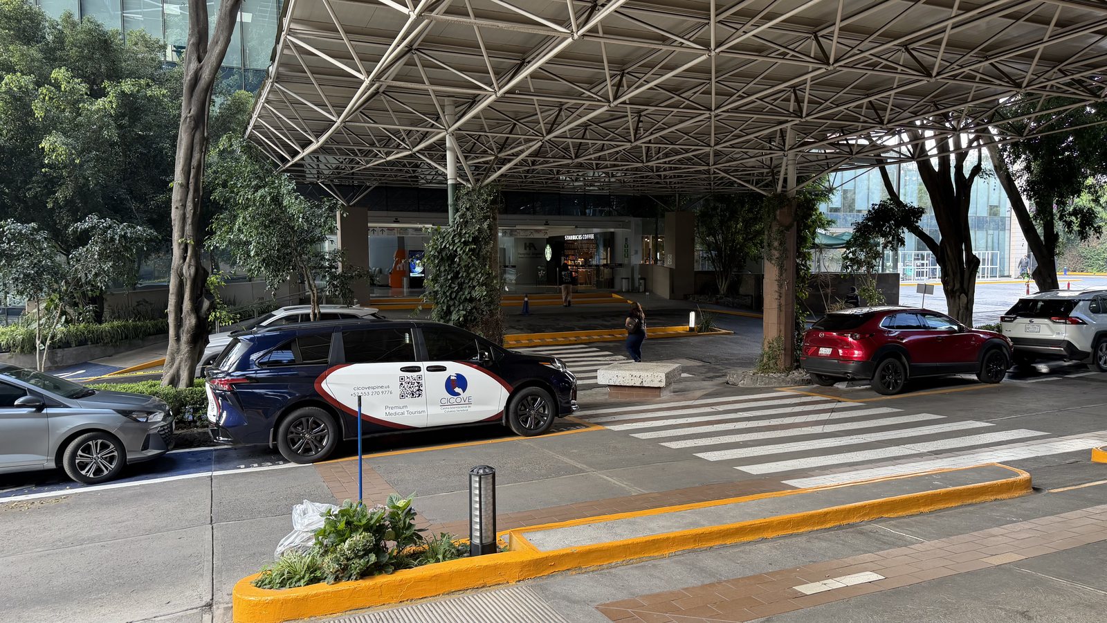 CICOVE branded transport vehicle at Hospital Ángeles del Pedregal main entrance — coordinated hospital transport for international patients.
