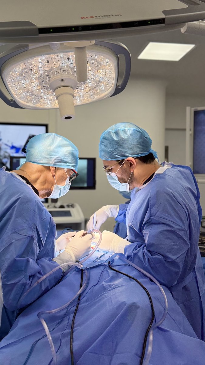 Dr. Rodrigo Ávila Cervantes and Dr. José Ávila Ramírez performing spine surgery together at Hospital Ángeles del Pedregal.